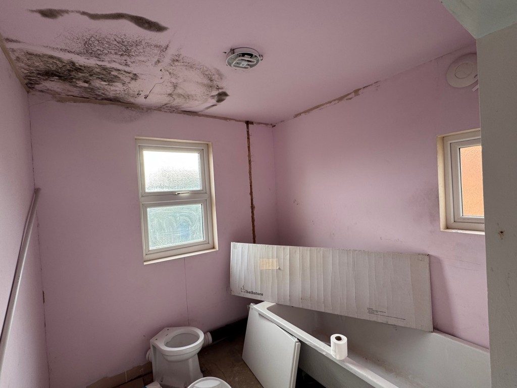 Lot: 58 - DETACHED HOUSE FOR IMPROVEMENT - Bathroom